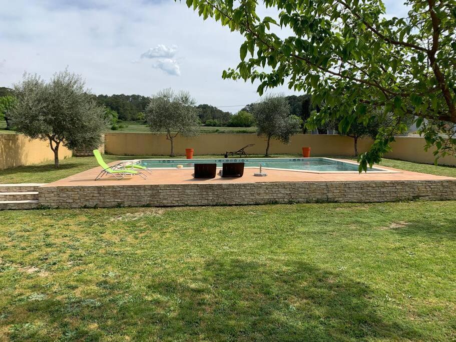 Loue Studio Dans Une Villa Avec Piscine Terrasse Saint-Theodorit Extérieur photo